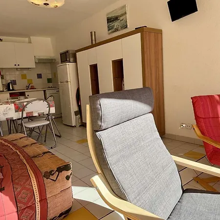 Apartment 2p Pour 6 Pers. Avec Piscines A 400m De La Plage, - Fr-1-225-806